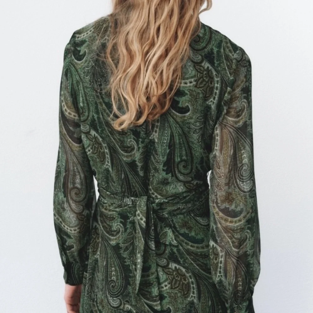 Elegant Green Paisley Dress - Picture 3 of 7